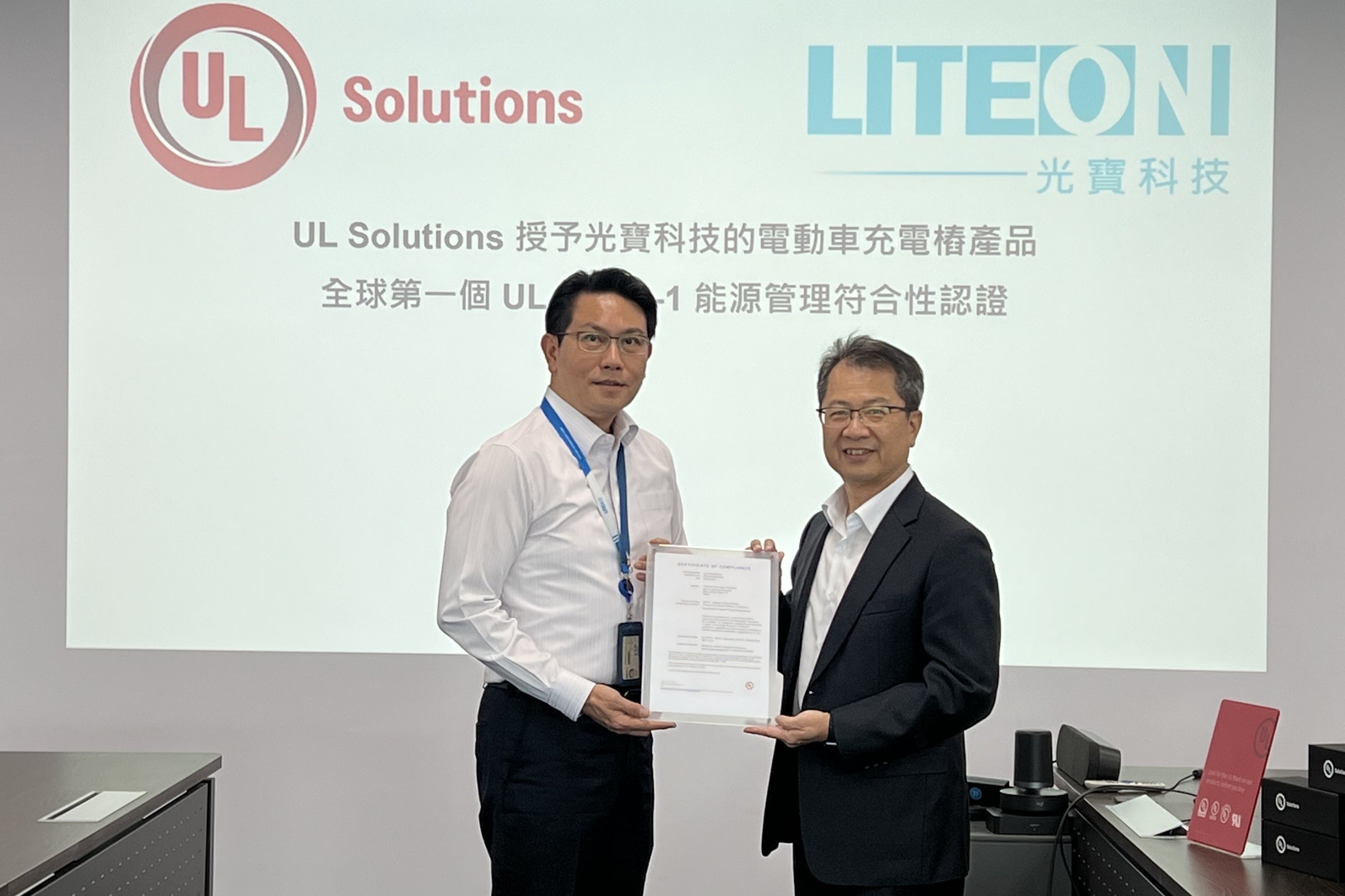 Jonathan T.H. Chen from UL Solutions and Rafael Lee from LITEON Technology attended and hosted the certification ceremony.