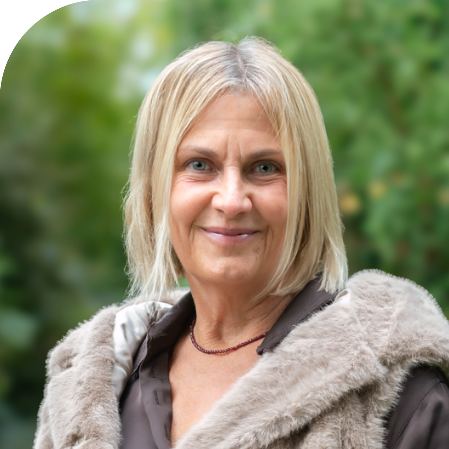 Heike Thomas Headshot left-corner 900x900