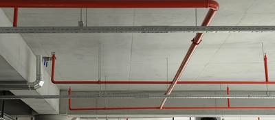 Fire sprinkler pipe system in a parking garage