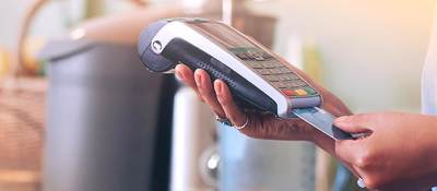 Inserting credit card into POS machine