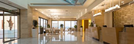 A hotel lobby with both luminaires and natural light sources that create a welcoming atmosphere