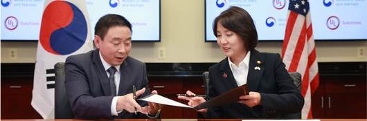 Weifang Zhou and Minister Young Lee sign MoU
