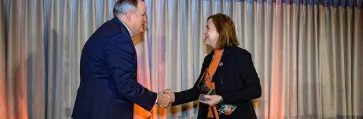 Jennifer Scanlon, president and CEO of UL Solutions, presents the 2025 Heritage Award to Jon Farney, president and CEO of State Farm, at the 23rd Annual Heroes Breakfast presented by the American Red Cross of Greater Chicago on April 30.