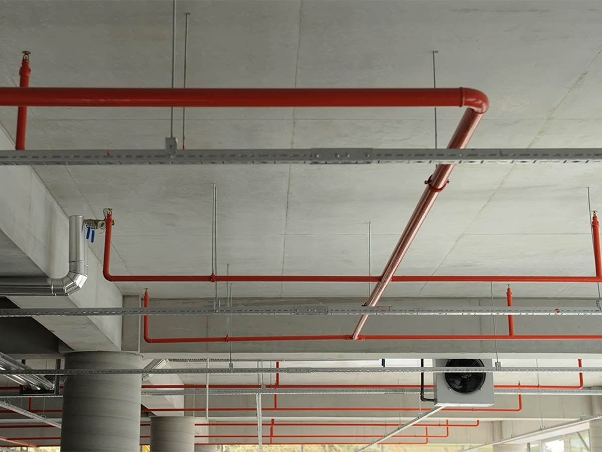 Fire sprinkler pipe system in a parking garage