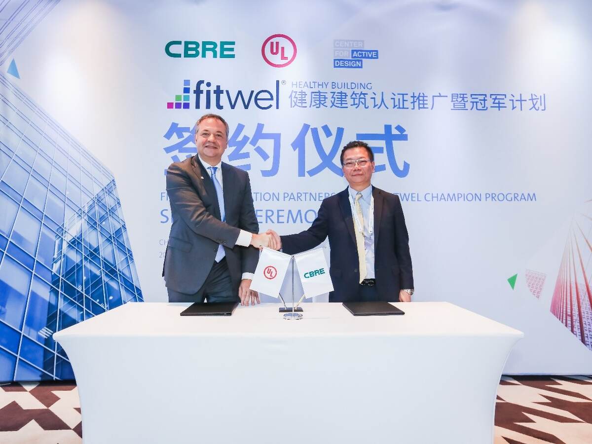 UL's Alberto Uggetti and CBRE's Stephen Tam signing partnership