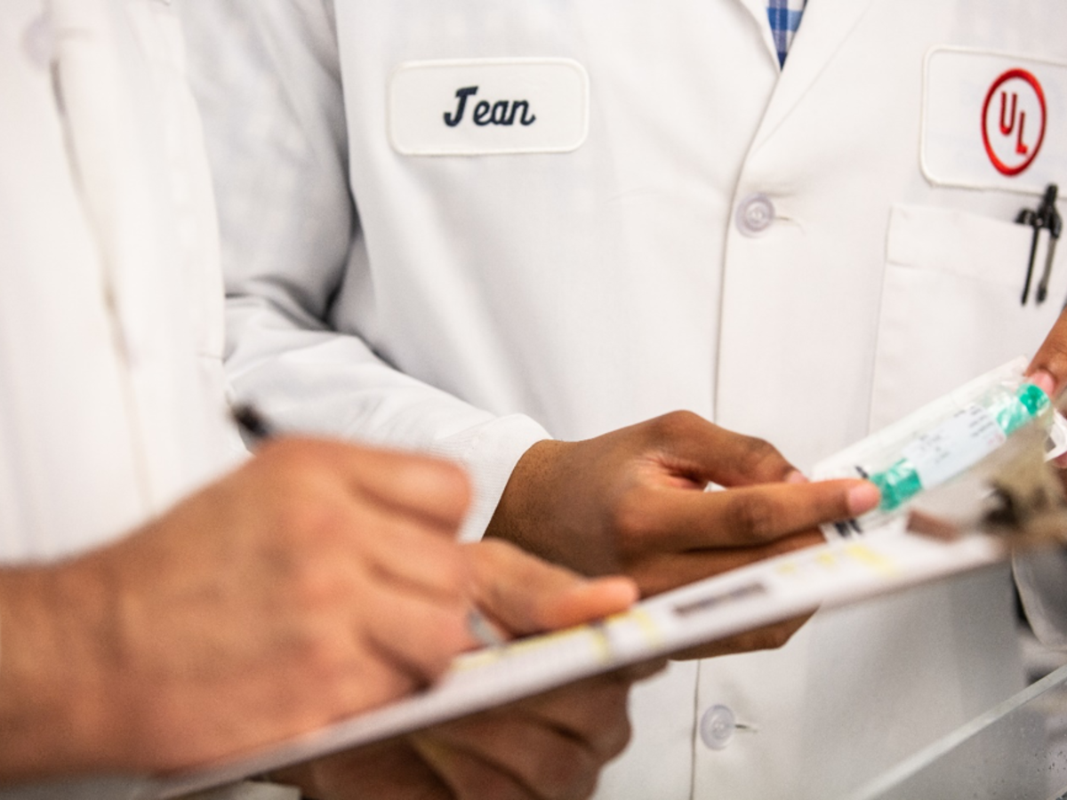 Men in a labcoat doing testing