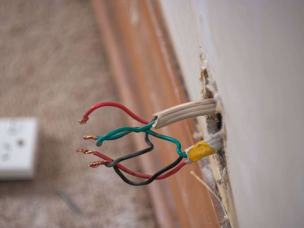 How the wiring works and why fuse and switch must be on Live wire