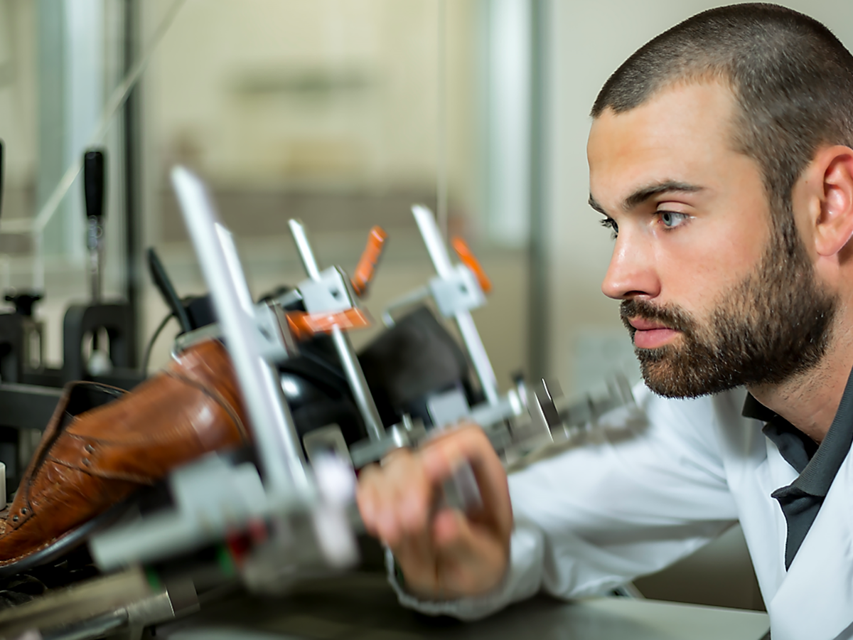 Footwear testing in the UL italian laboratory