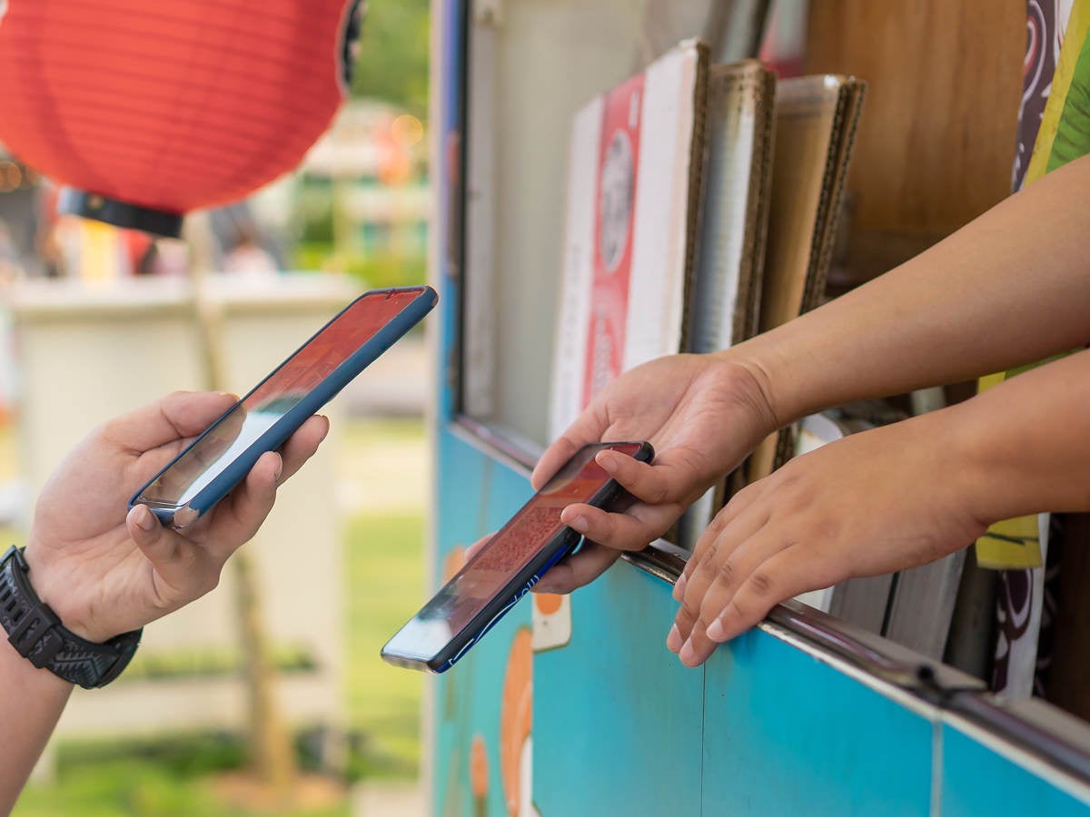 Mobile phone paying with a mobile phone being used as payment terminal