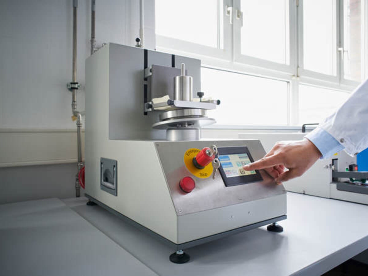 Machine conducting a schopper abrasion test