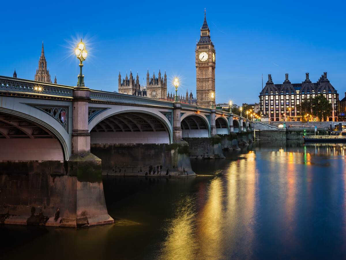 Image of London Bridge at twilight