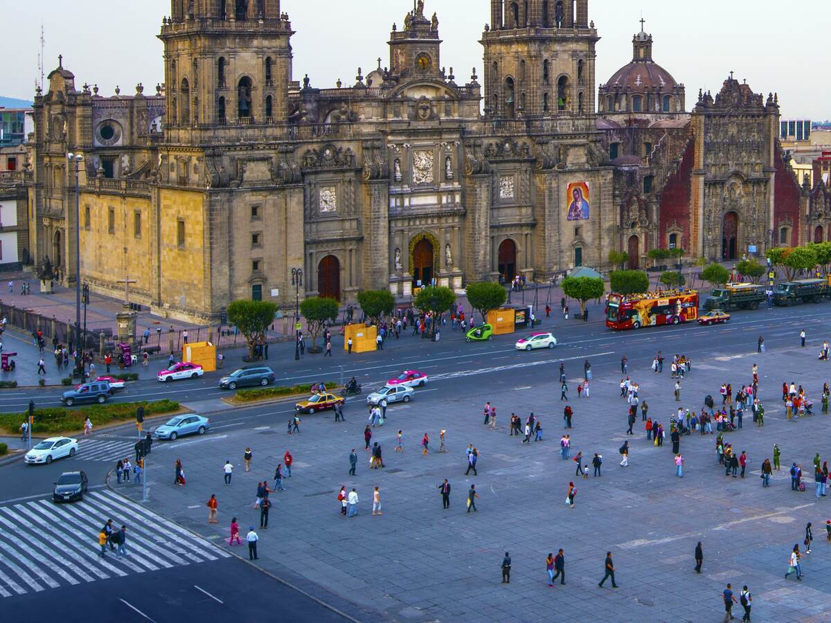 Image of a government building and foot traffic on a busy street in Mexico City, Mexico.