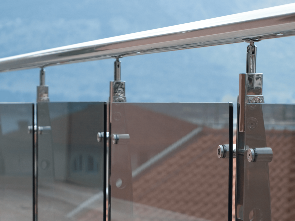 Glass building guardrail 