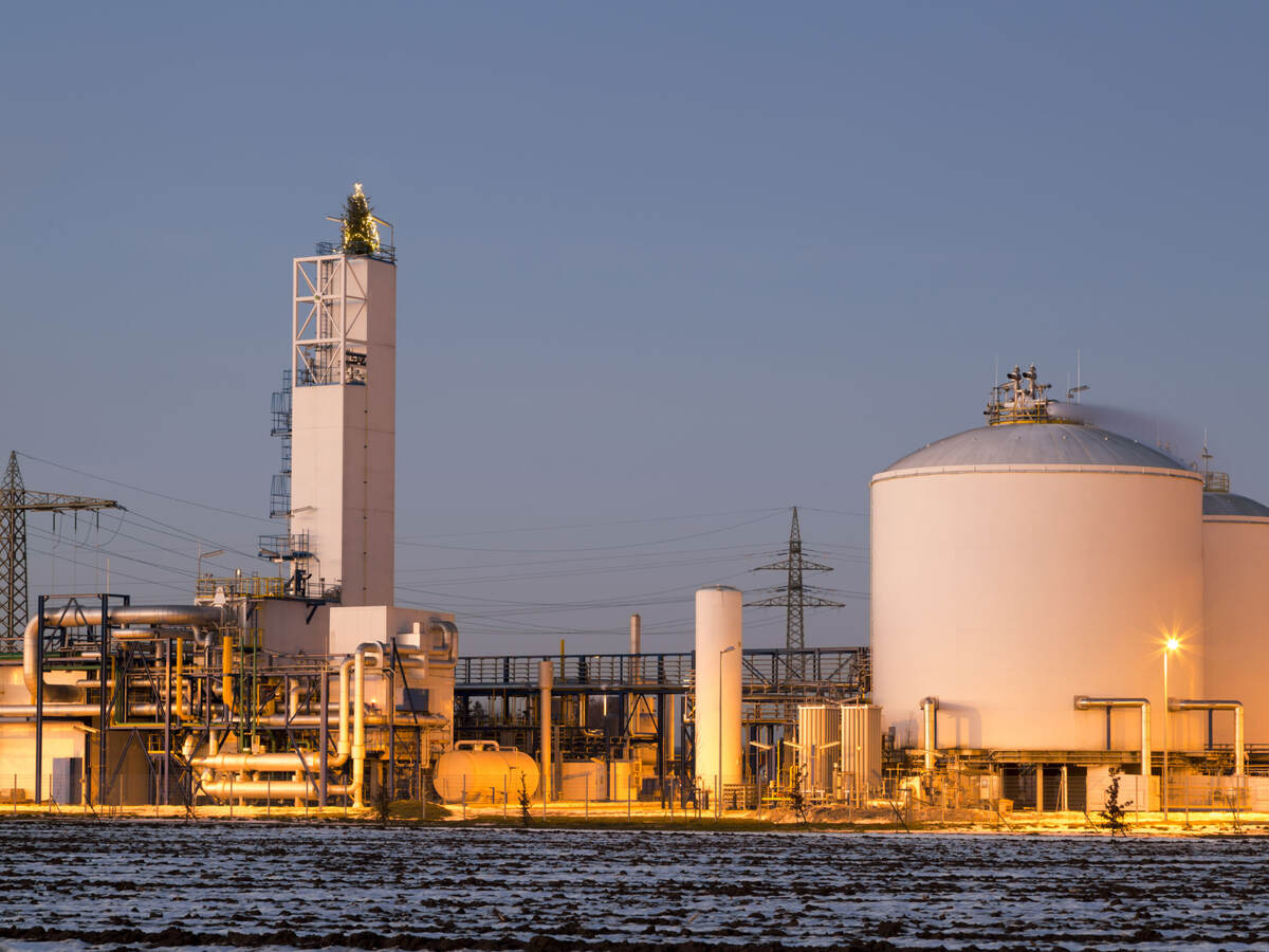Tanks for oil and gas at a refinery 