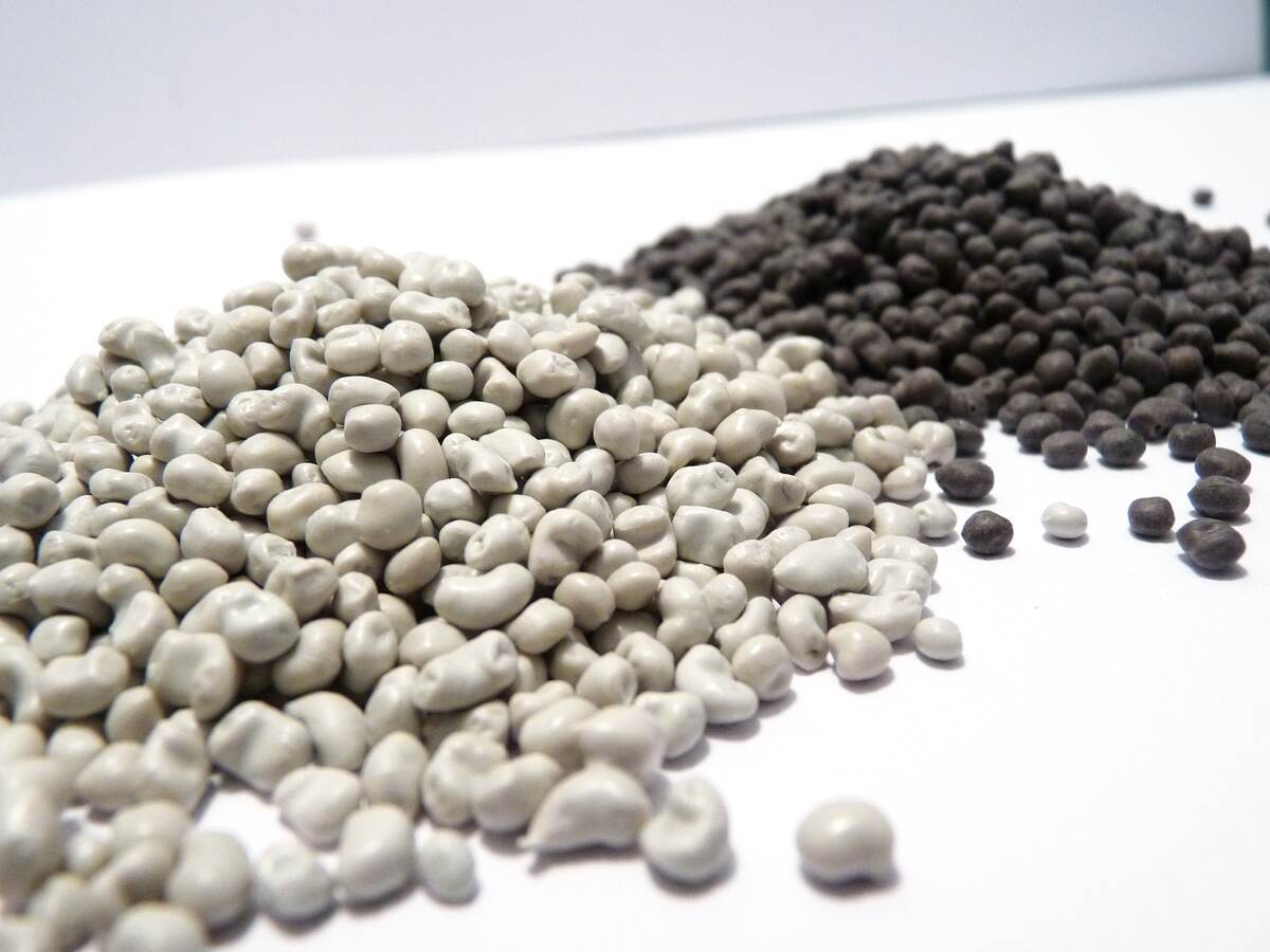 Image of mixed plastics grains provided by the customer.