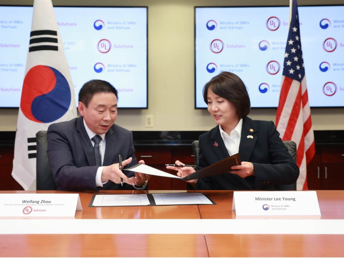 Weifang Zhou and Minister Young Lee sign MoU