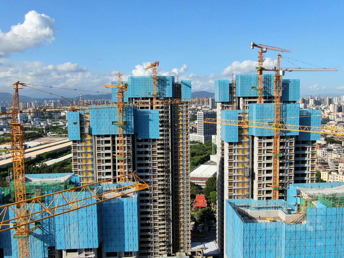 Cranes working on the construction of two skyscrapers