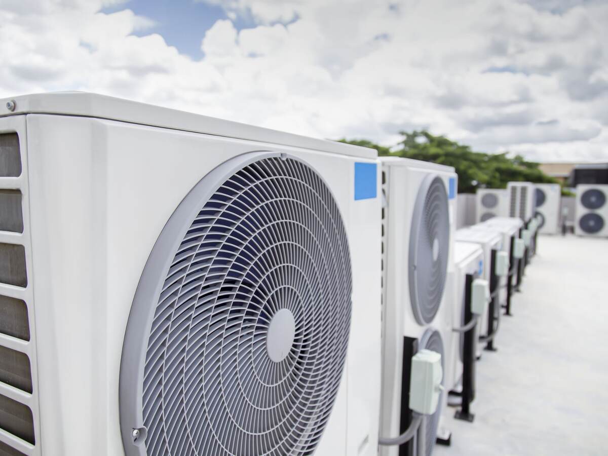 Air conditioning (HVAC) installed on the roof of industrial buildings.