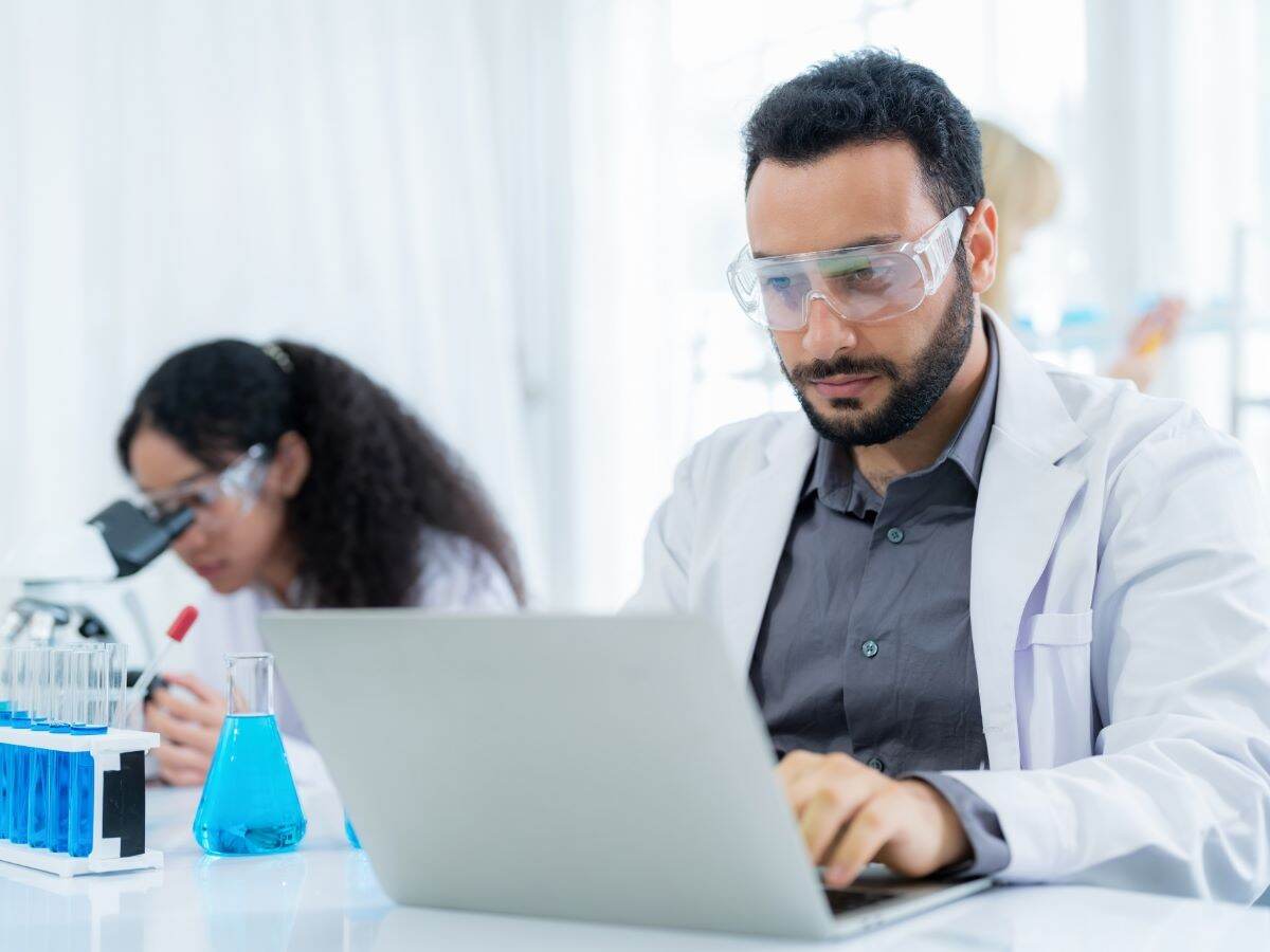 Scientists are working in a modern laboratory