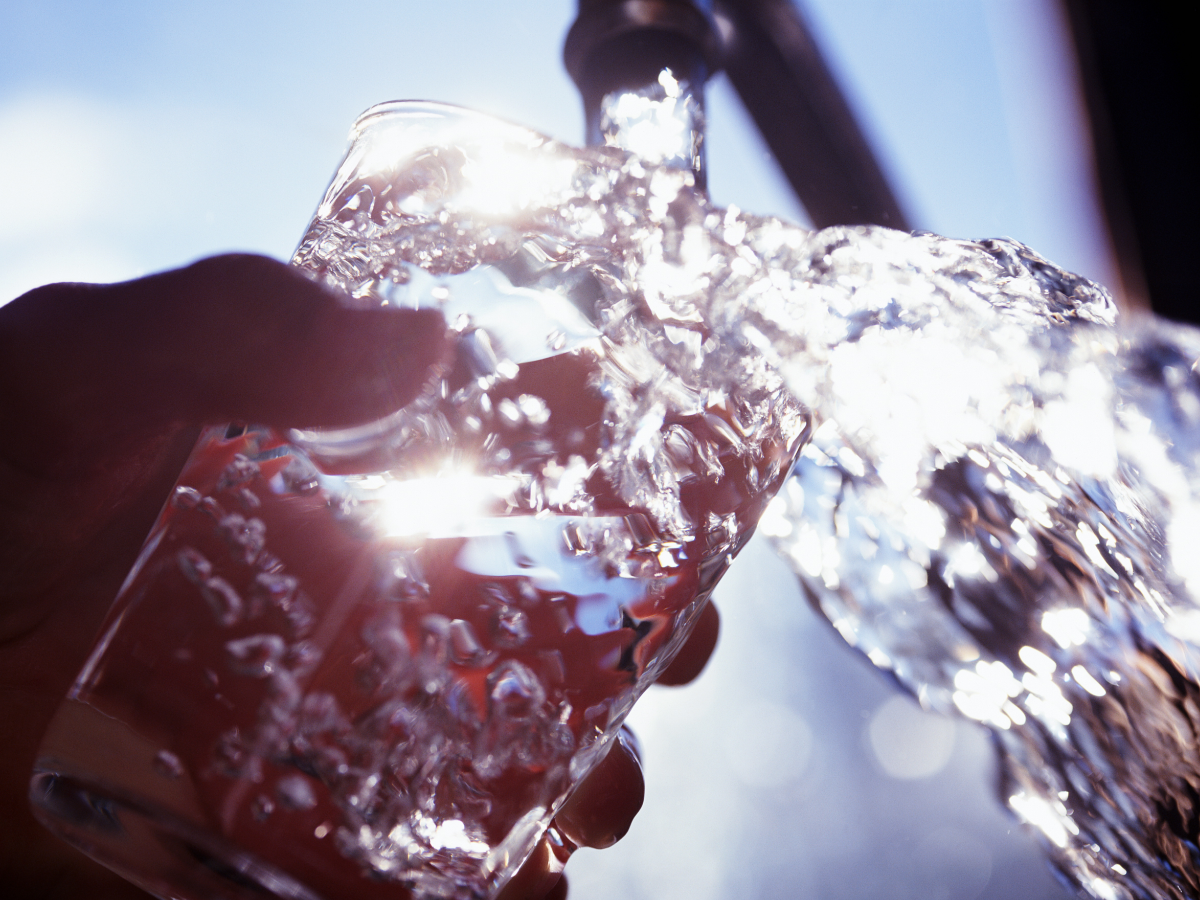 water overflow from glass