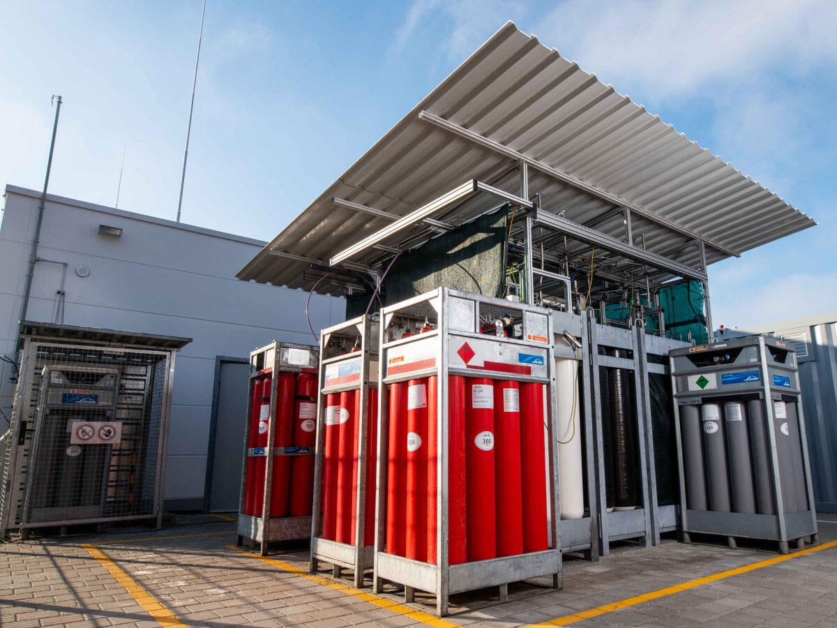 Hydrogen cylinder testing facility