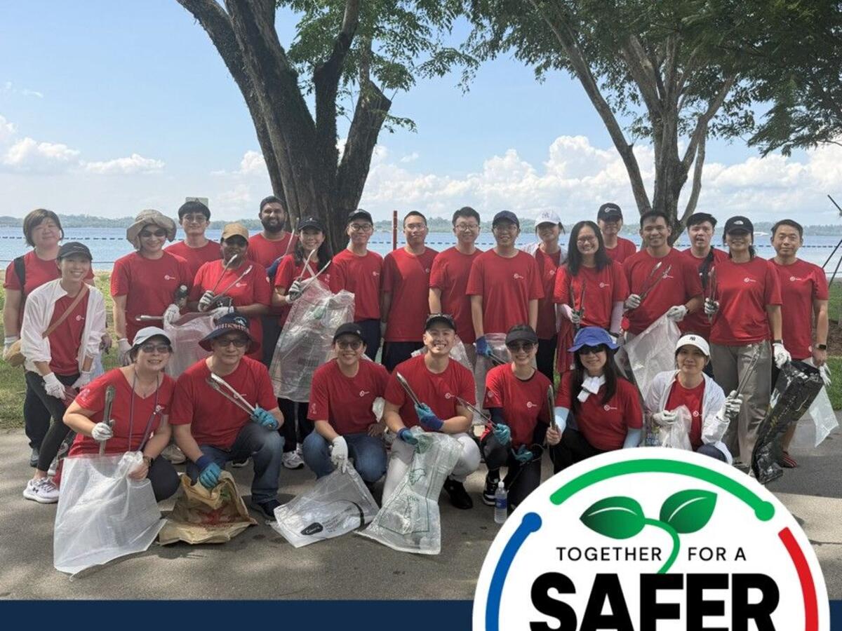 Employees at volunteer event.