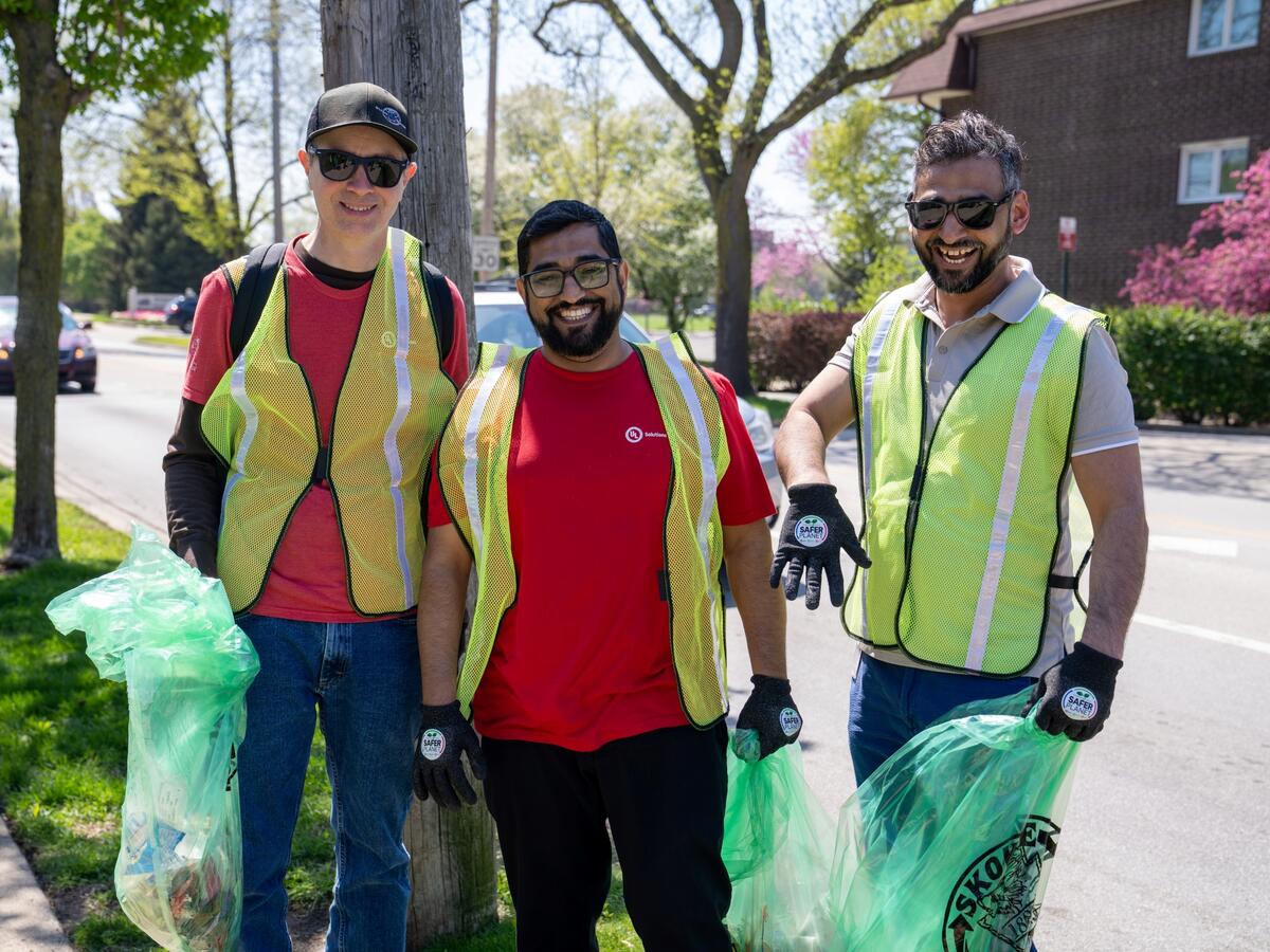 Employees at volunteer event.