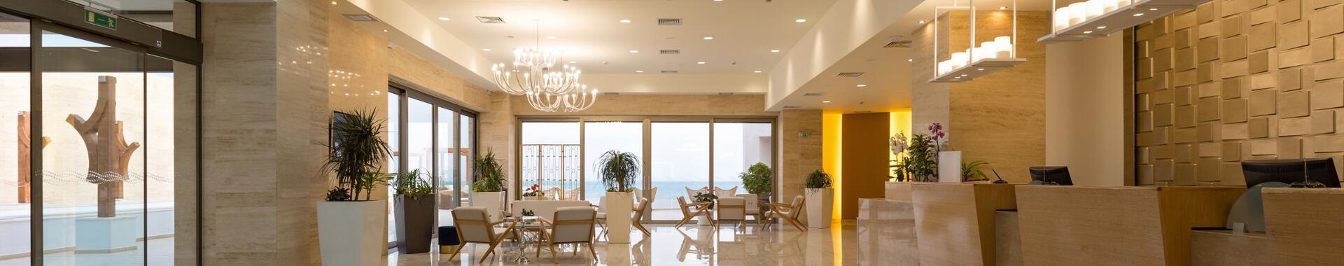 A hotel lobby with both luminaires and natural light sources that create a welcoming atmosphere