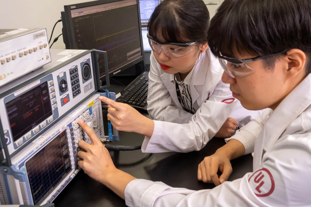 UL-Suwon-Korea-Lab-Employees
