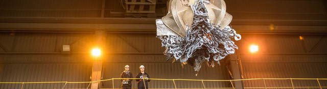 machine moving plastic recycling materials