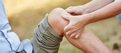 Woman applies a class I medical device to a man’s knee