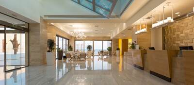A hotel lobby with both luminaires and natural light sources that create a welcoming atmosphere