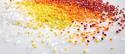 Multi-color plastic pellets