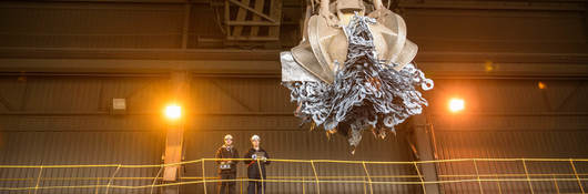 machine moving plastic recycling materials