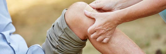 Woman applies a class I medical device to a man’s knee