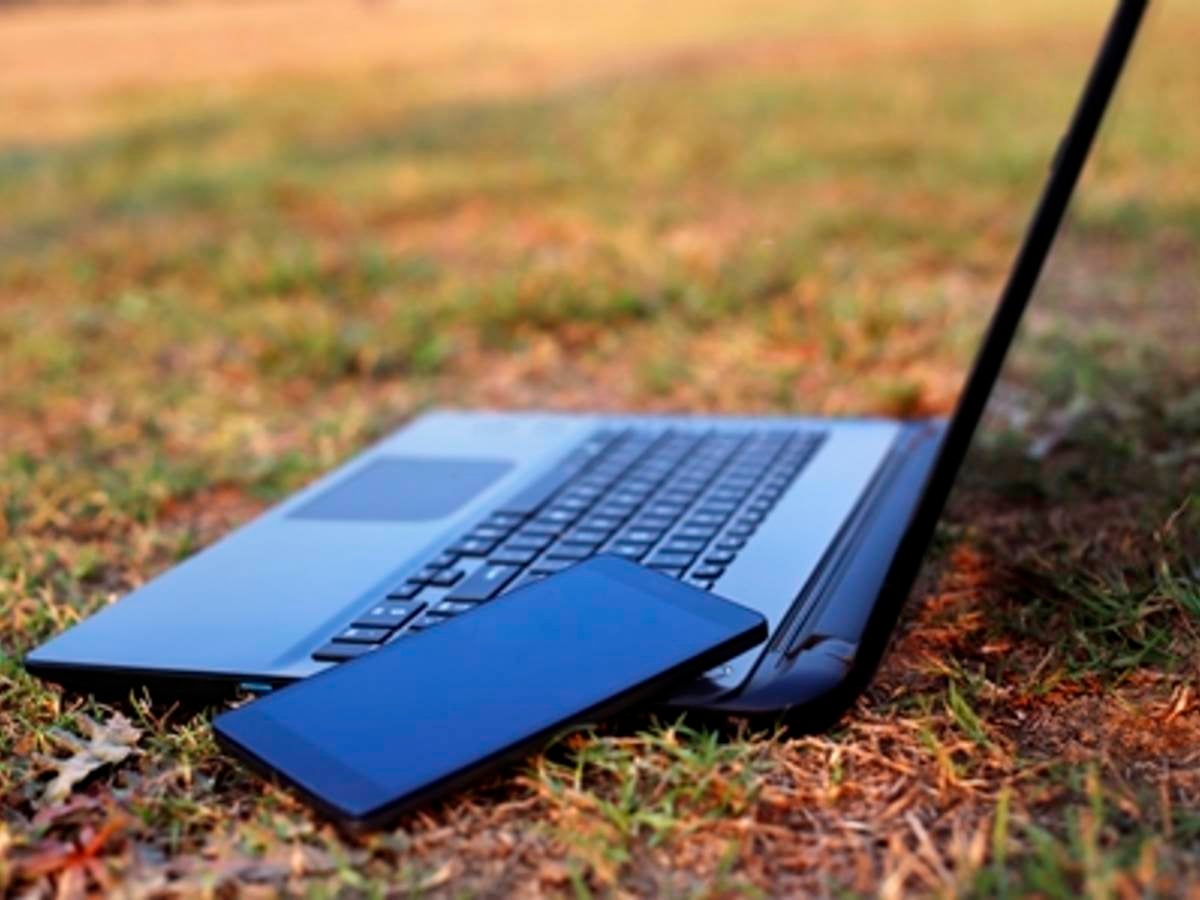Laptop_Cell Phone