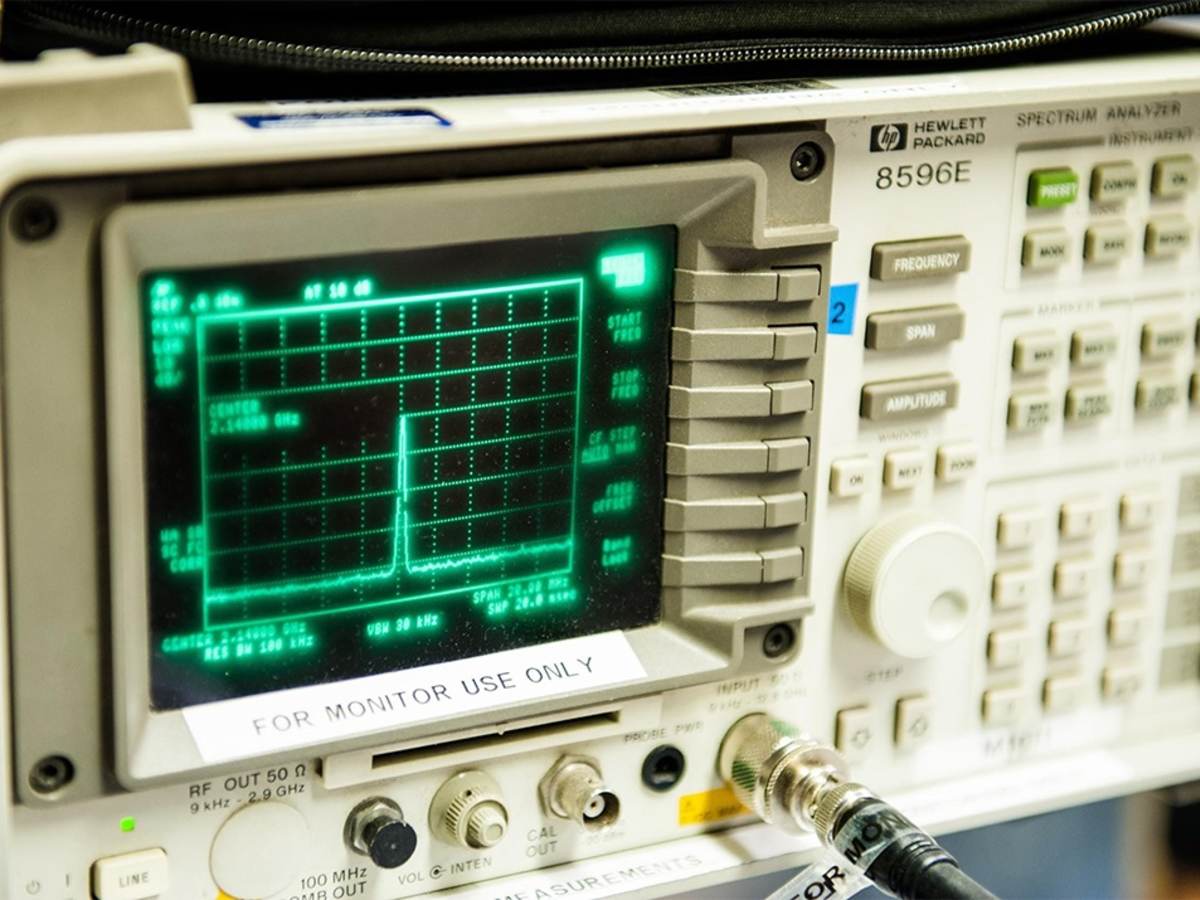 A picture of a spectrum analyzer testing device. 