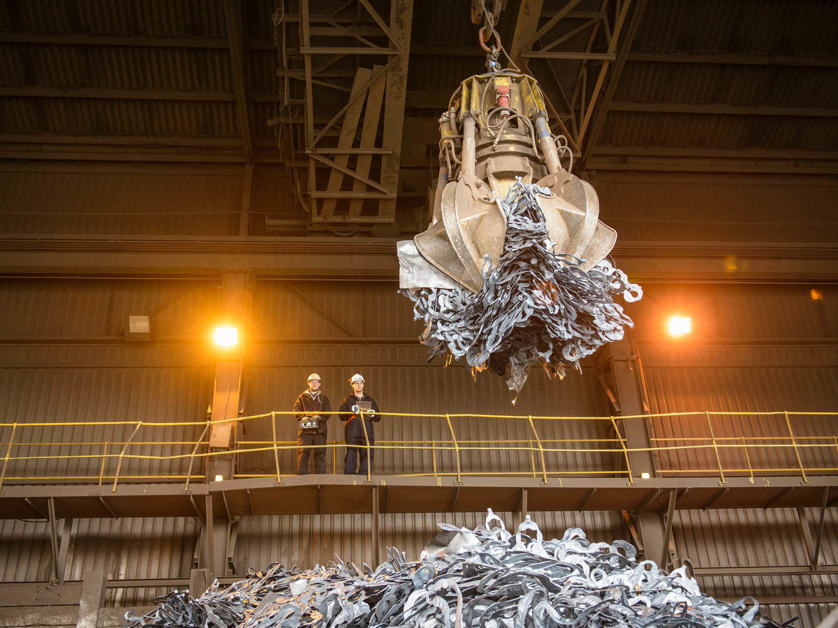 machine moving plastic recycling materials