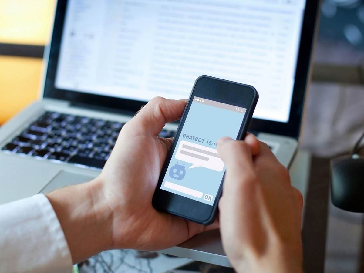 A chat robot answers user questions online on website
