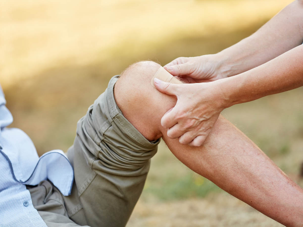 Woman applies a class I medical device to a man’s knee