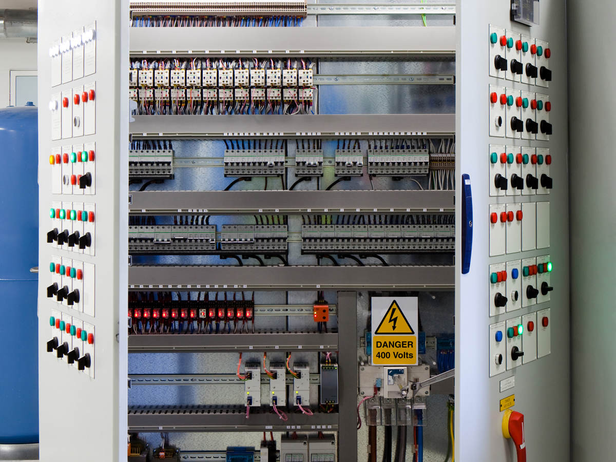 Prohibir Rusia Diplomático Los 10 errores más comunes en la construcción de cuadros eléctricos  industriales | UL Solutions