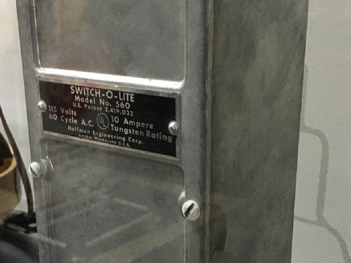 nVent HOFFMAN Switch-o-lite with UL certification label.