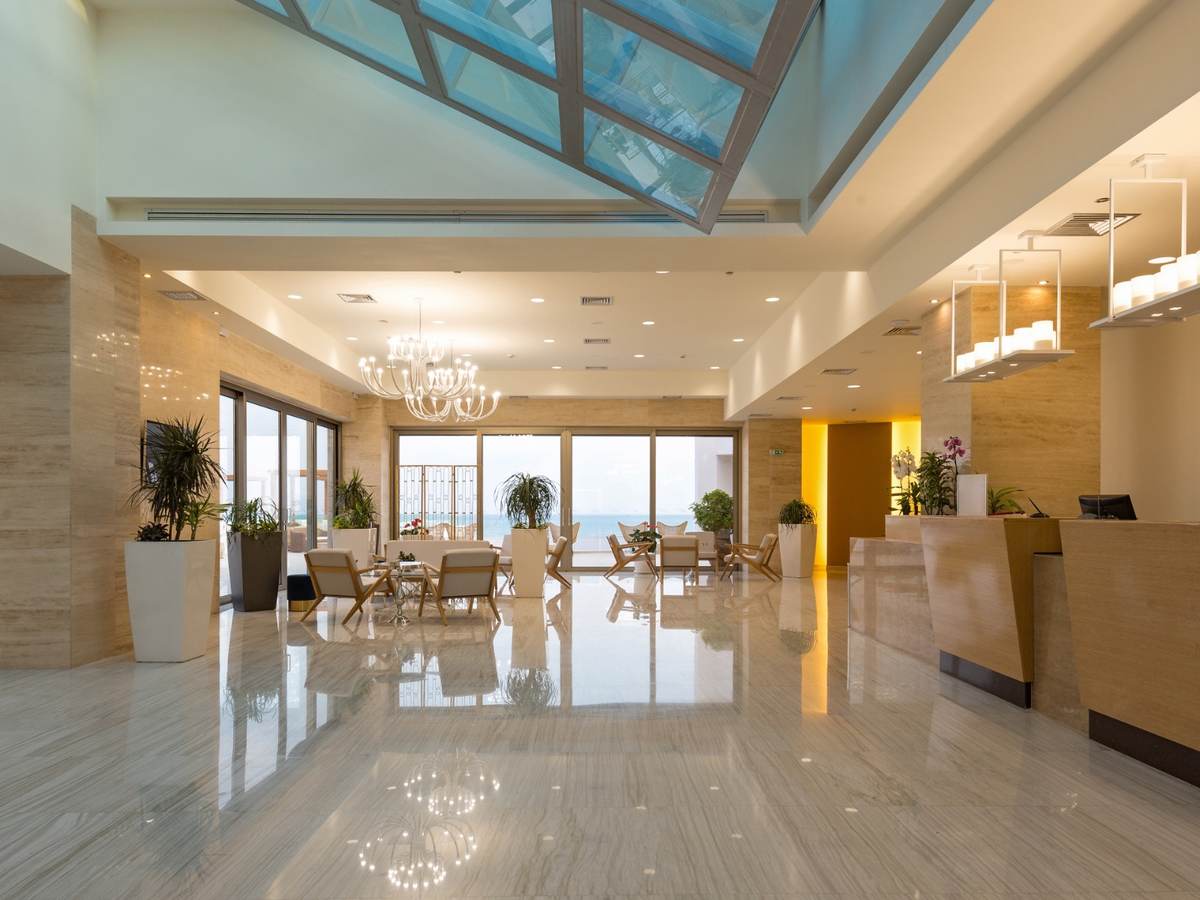 A hotel lobby with both luminaires and natural light sources that create a welcoming atmosphere
