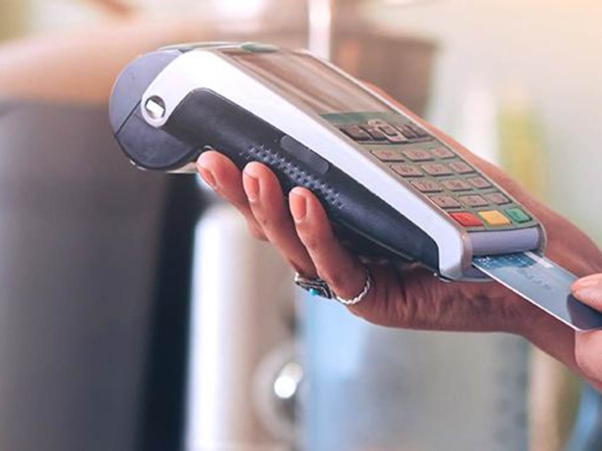 Inserting credit card into POS machine