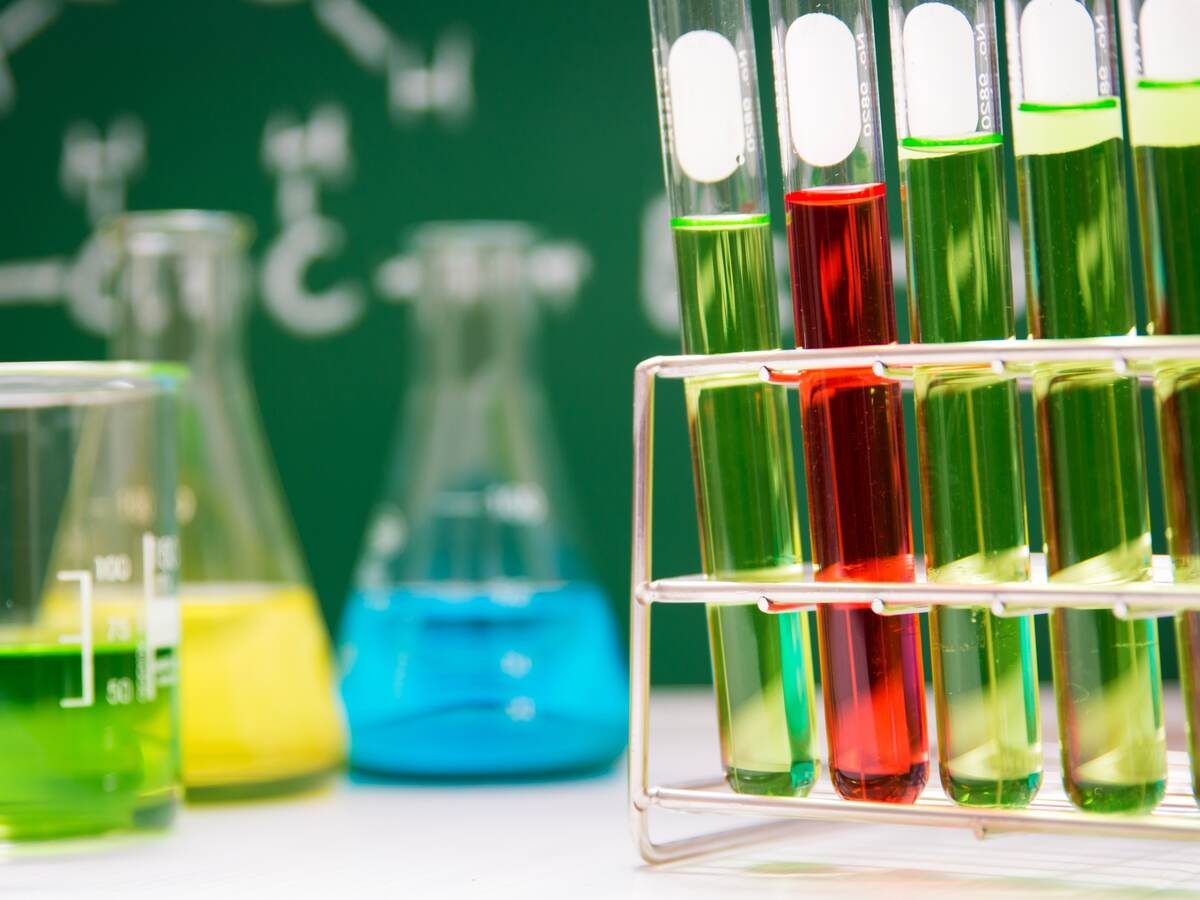 Beaker, flasks and test tubes in a stand with green and red liquid