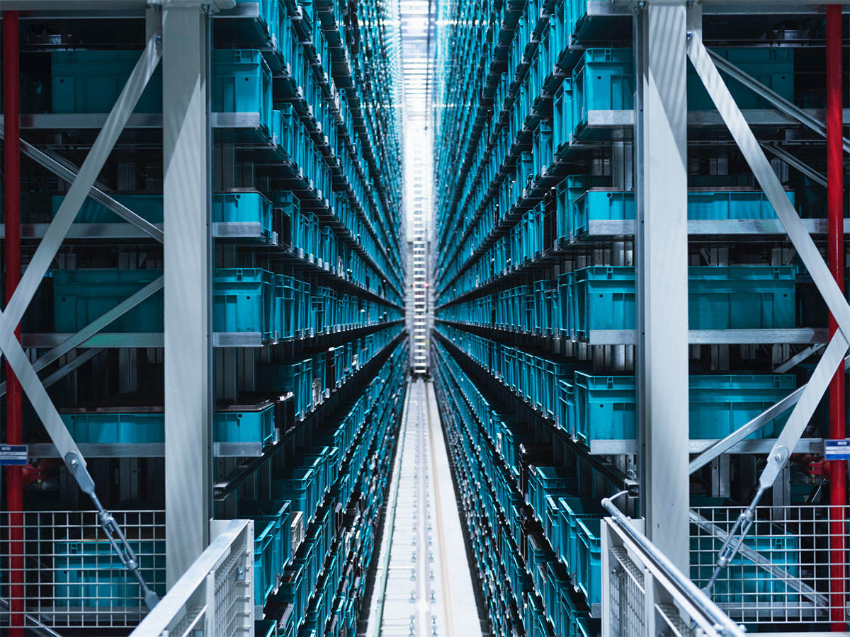 Automated warehouse robotic storage retrieval system