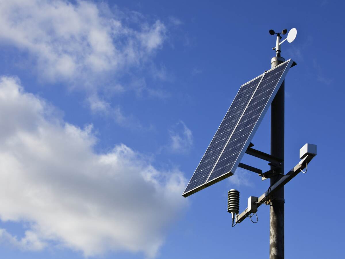Photovoltaic streetlights gathering solar power during the day.