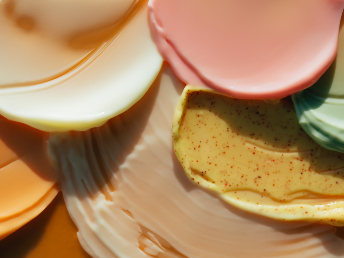 Cosmetic product strokes.