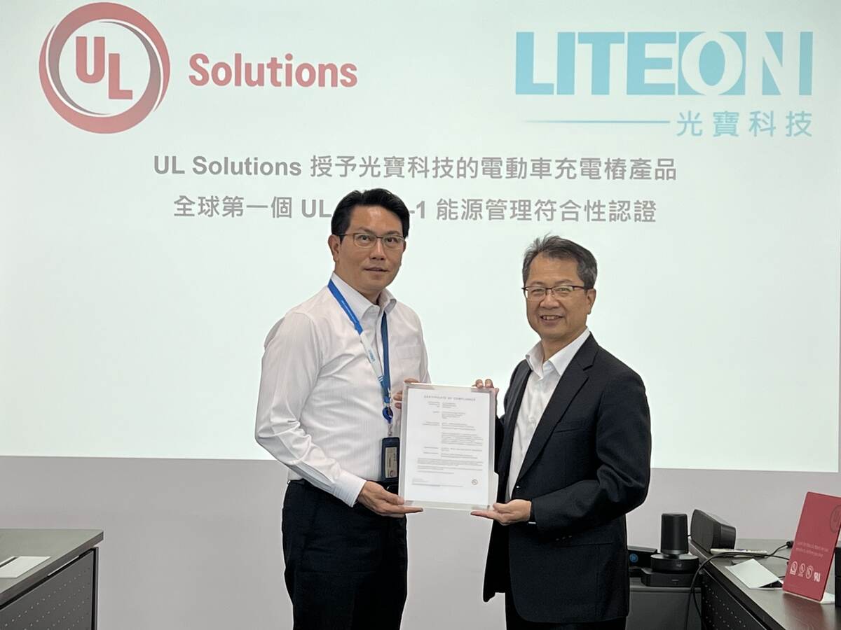 Jonathan T.H. Chen from UL Solutions and Rafael Lee from LITEON Technology attended and hosted the certification ceremony.