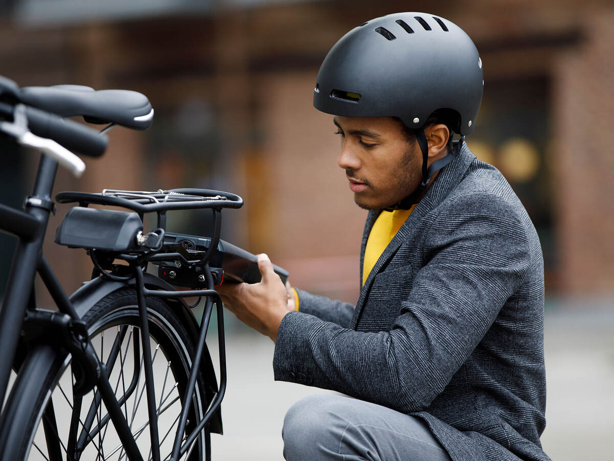 Person changing an e-bike battery pack